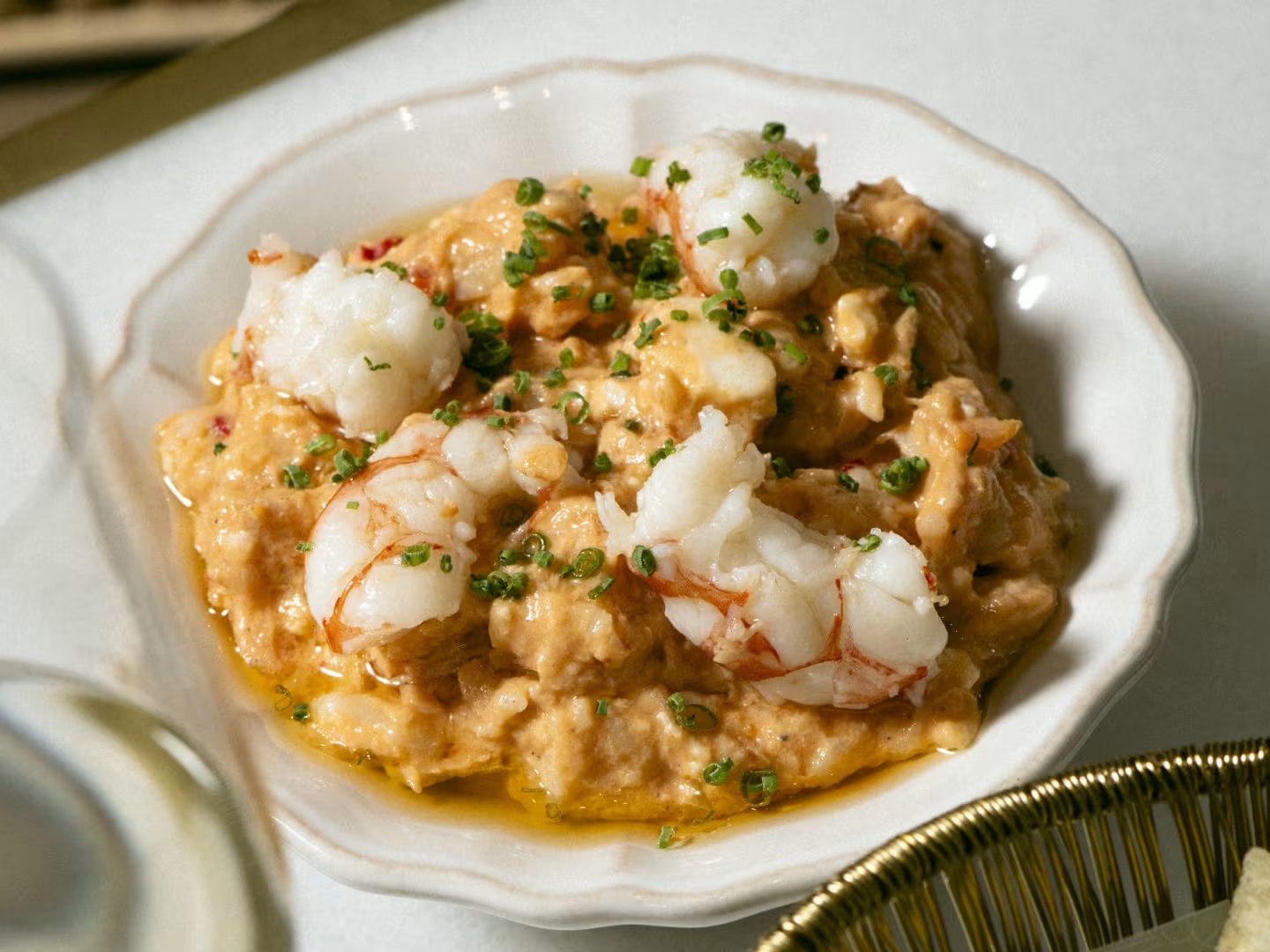 Ensaladilla rusa con gambas en restaurante del barrio gótico de Barcelona