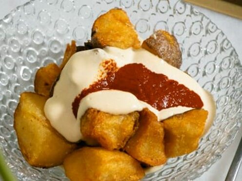 Patatas Bravas Pince en el restaurante del barrio gótico de Barcelona