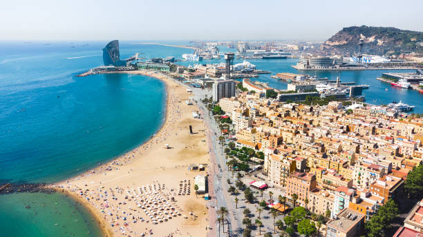 vista aérea de la playa de la barceloneta en la ciudad de barcelona - barceloneta barcelona fotografías e imágenes de stock