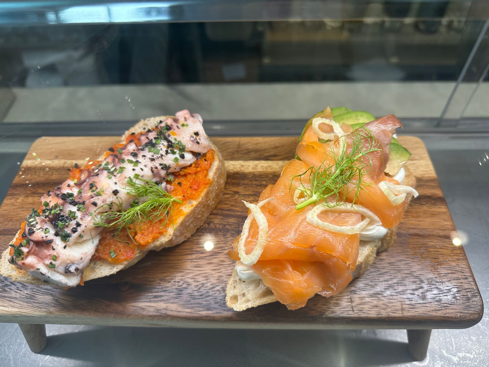 Tostada de salmón ahumado, queso crema y eneldo
